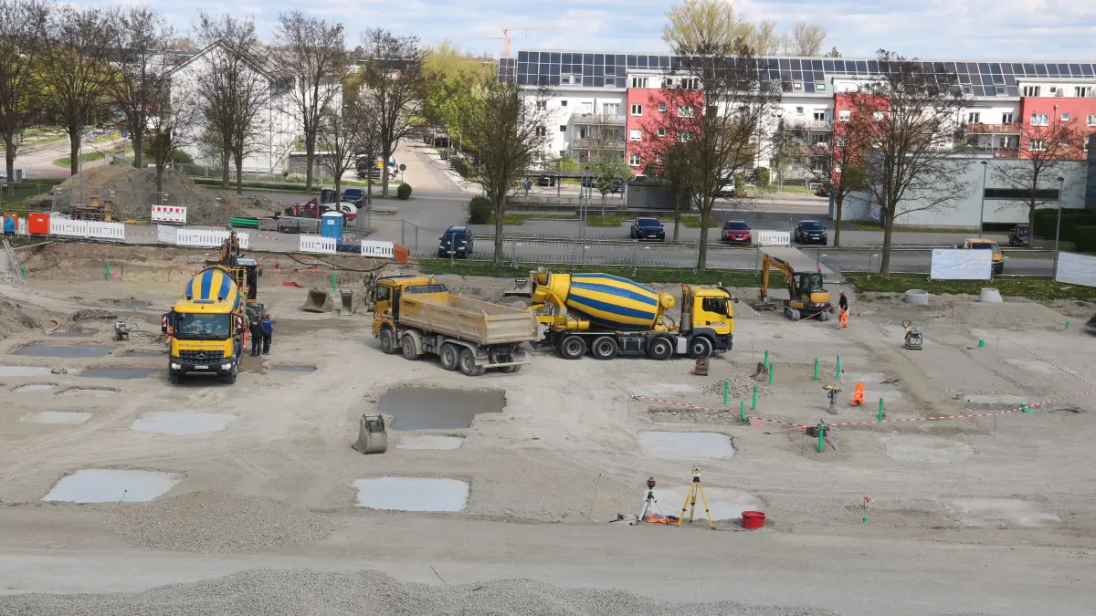 Blick auf die Baustelle: Die Firma Leonhard Weiss bereitet aktuell den Baugrund vor, auf dem das Schulhaus gebaut wird.