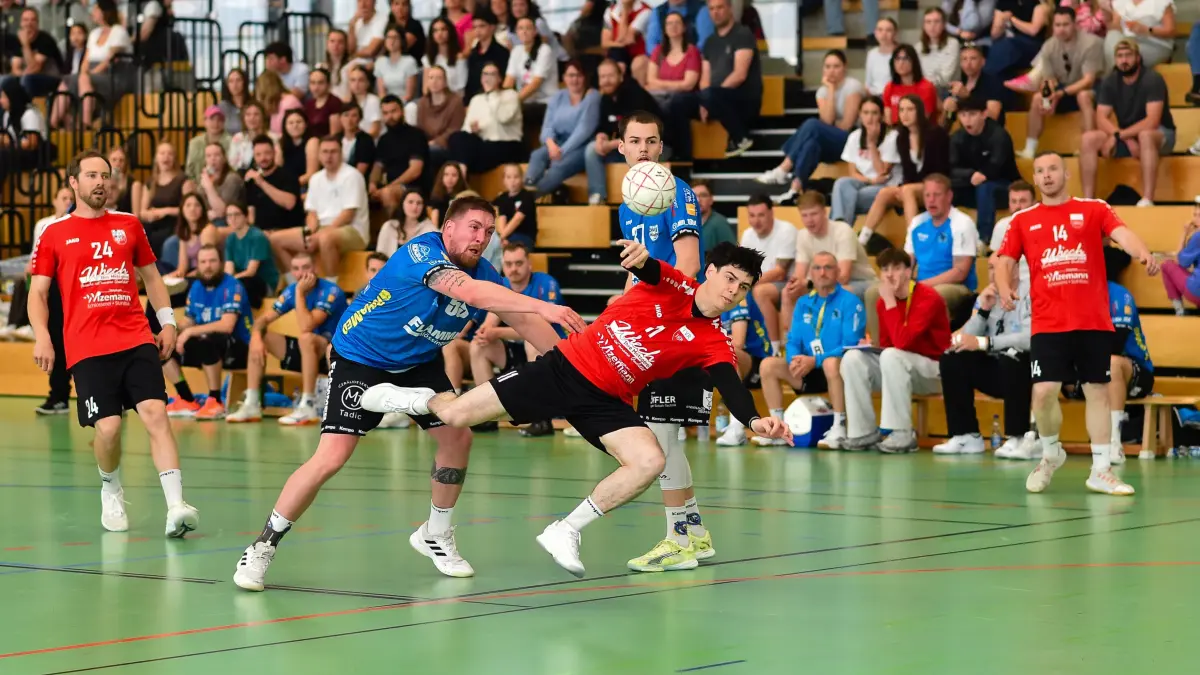 TV Rottenburg vs. Spvgg Moessingen 3, Handball, Maenner Bezirkliga Staffel 1, Spiel 500669, 21. Spieltag, 26.04.2026, Saison 2025/26: Elias Ulmer (TV Rottenburg, #11), Hannes Lacotta (Spvgg Moessingen 3, #55)
TV Rottenburg vs. Spvgg Moessingen 3, Handball, Maenner Bezirkliga Staffel 1, Spiel 500669, 21. Spieltag, 26.04.2026, Saison 2025/26,
Foto: Eibner-Pressefoto/Ralph Kunze