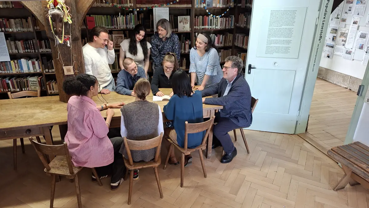 Die Seminargruppe um Reinhard Johler (rechts) hatte und hat immer noch Spaß an der Erforschung der lange übersehenen Bücher.