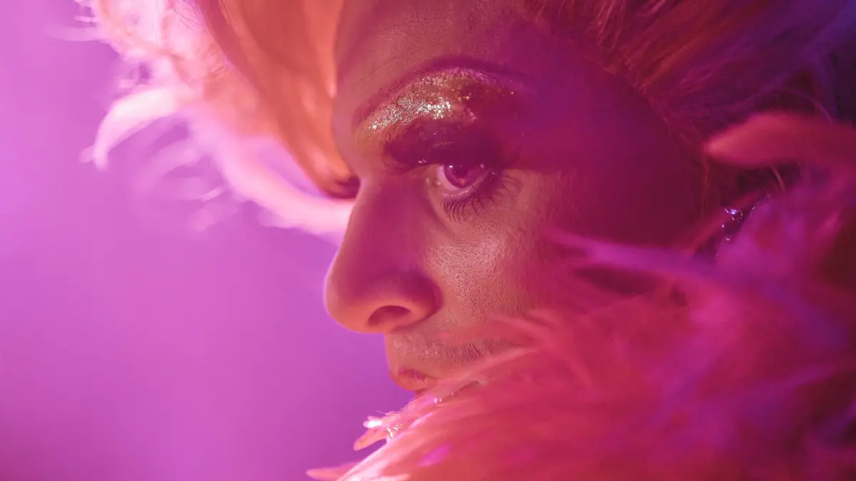 Aus Oliver Knöbel (Johannes Hegemann) wird die Dragqueen und der Bühnenstar Olivia Jones.