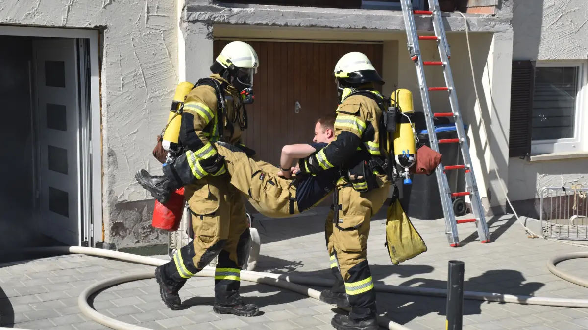 Mit Steckleiter und Atemschutz: Die Ahldorfer Einsatzkräfte zeigten bei der Übung am Samstag, was sie alles können.