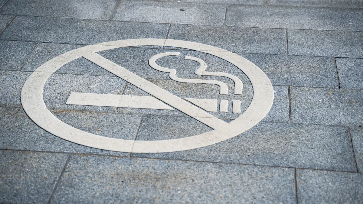 July 21, 2023: Sign on the street, smoking ban. Forbidden to smoke zone *** Hinweisschild auf der Straße, Rauchverbot. V: July 21, 2023: Sign on the street, smoking ban. Forbidden to smoke zone *** Hinweisschild auf der Straße, Rauchverbot. Verboten zu Rauchen Zone