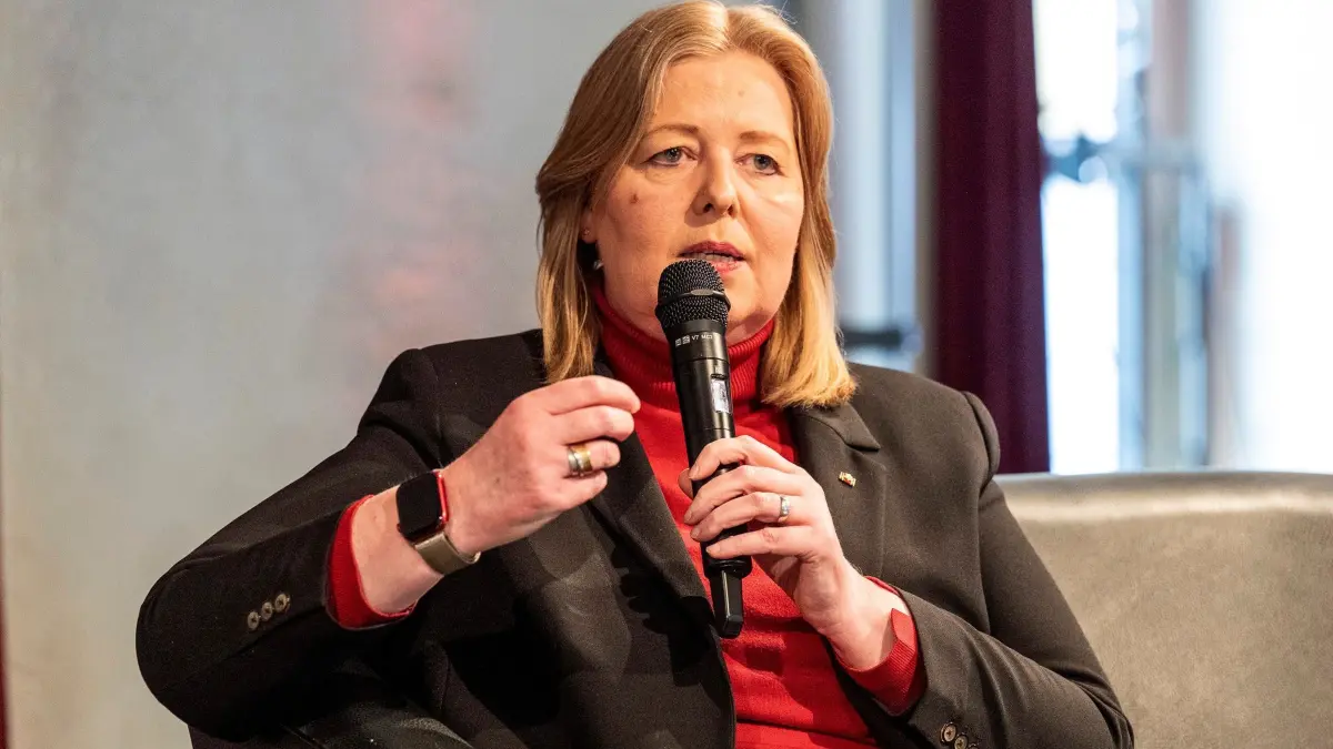 Klausurtagung von SPD-Landesgruppen: 27.04.2026, Nordrhein-Westfalen, Bielefeld: Bärbel Bas, Bundesvorsitzende der SPD, Bundesministerin für Arbeit und Soziales, spricht auf einer Klausurtagung der SPD-Landesgruppen aus Nordrhein-Westfalen, Niedersachsen und Bremen. Bas hat der Bundesregierung einen fehlenden Plan vorgeworfen, wo die Wirtschaft des Landes in 20 bis 30 Jahren stehen soll und dabei Kabinettskollegin Reiche (CDU) angegriffen. Foto: Jörg Dieckmann/dpa +++ dpa-Bildfunk +++