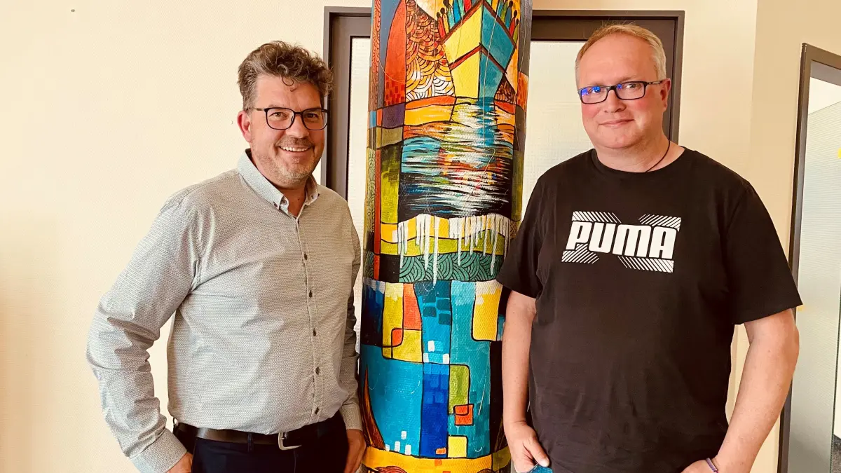 Sozialarbeiter Eike Kloka (rechts im Bild) ist unter anderem für die Geflüchteten in Rosenfeld und Geislingen zuständig. Gemeinsam mit dem Geschäftsführer der Diakonischen Bezirksstelle Balingen, Micha Haasis, spricht er über die aktuelle Situation.