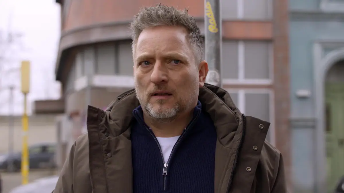 Michi (Lars Pape) macht eine unerfreuliche Beobachtung.