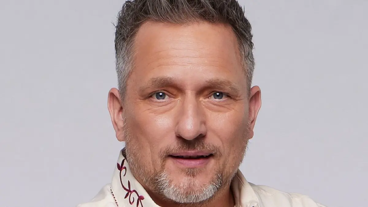 Michi (Lars Pape) hat mit seiner Eifersucht zu kämpfen.