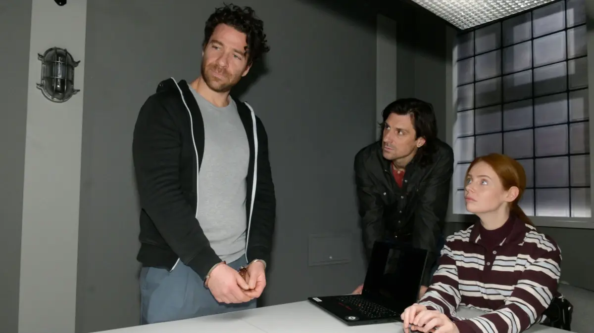 Toni (Olivia Marei) und Holger (Timo Hastenpflug, r.) versuchen alles, um Carlos (Patrick Fernandez) zum Reden zu bringen.