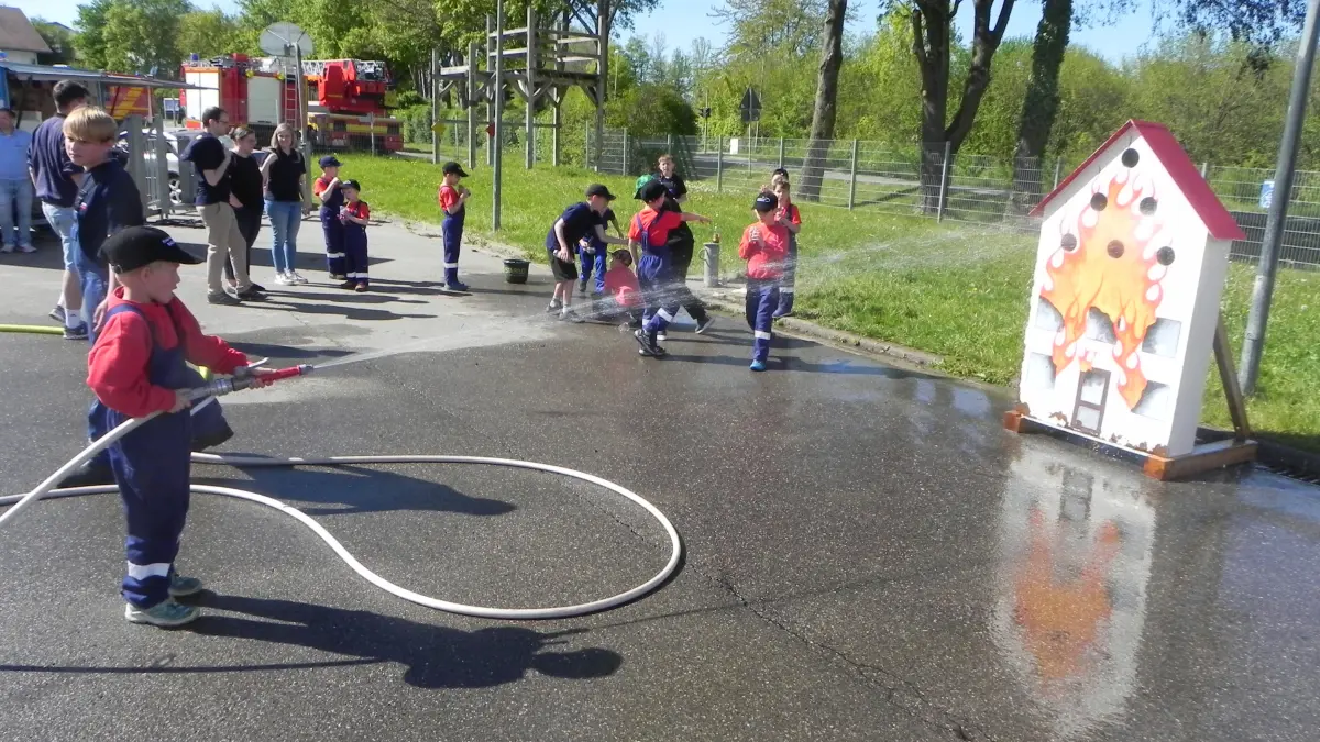 Gute Zielübung: Kinder konnten auf dem Gelände vor dem Feuerwehrhaus auf eine kleines Häusle spritzen