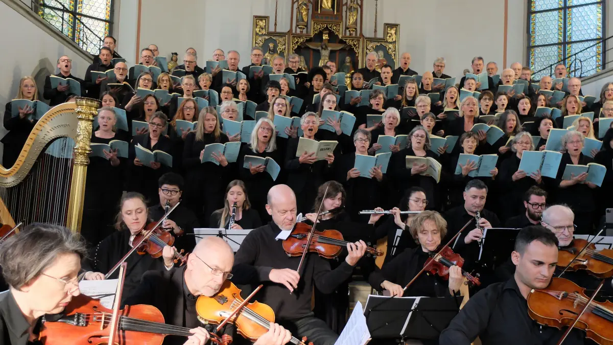 Ein klanggewaltiges Erlebnis war die Aufführung von Brahms Deutschem Requiem in der Trillfinger Valentinskirche. Gut 120 Sängerinnen, Sänger und Orchestermusikanten waren daran beteiligt.
