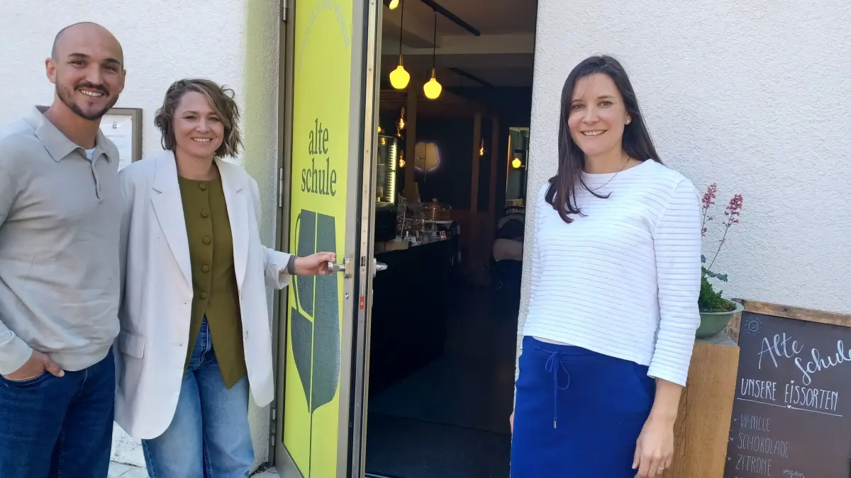 Die „Alte Schule“ wird zur „Kleinen Pause“: Cafégründerin Verena Kammerer (rechts) ist glücklich, dass sie in Marisa und Daniel Caccavale ein Gastronomenpaar gefunden hat, das das Lokal in ihrem Sinne weiterführt
