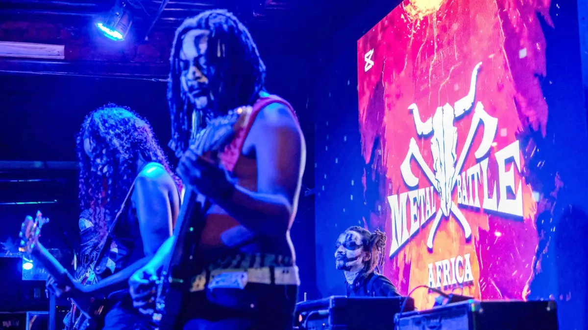 Der Traum von Wacken - Eine Metalband aus Nairobi will zum Wacken-Festival: Saenger Preston Sananda der Black Metal Band Chovu traegt waehrend eines der weltweiten Wacken Battles in Nairobi ein T-Shirt der deutschen Punkband Zu Laut (Foto vom 14.03.2026). Das deutsche Heavy Metal Festival Wacken Open Air veranstaltet seit mehr als 20 Jahren einen weltweiten Wettbewerb fuer Bands, die international noch nicht bekannt sind. Die Gewinner duerfen beim Festival vor tausenden Fans spielen. In der kenianischen Hauptstadt Nairobi ist die Band Chovu beim Wacken Showcase aufgetreten. (Siehe epd-Feature vom 27.04.2026)