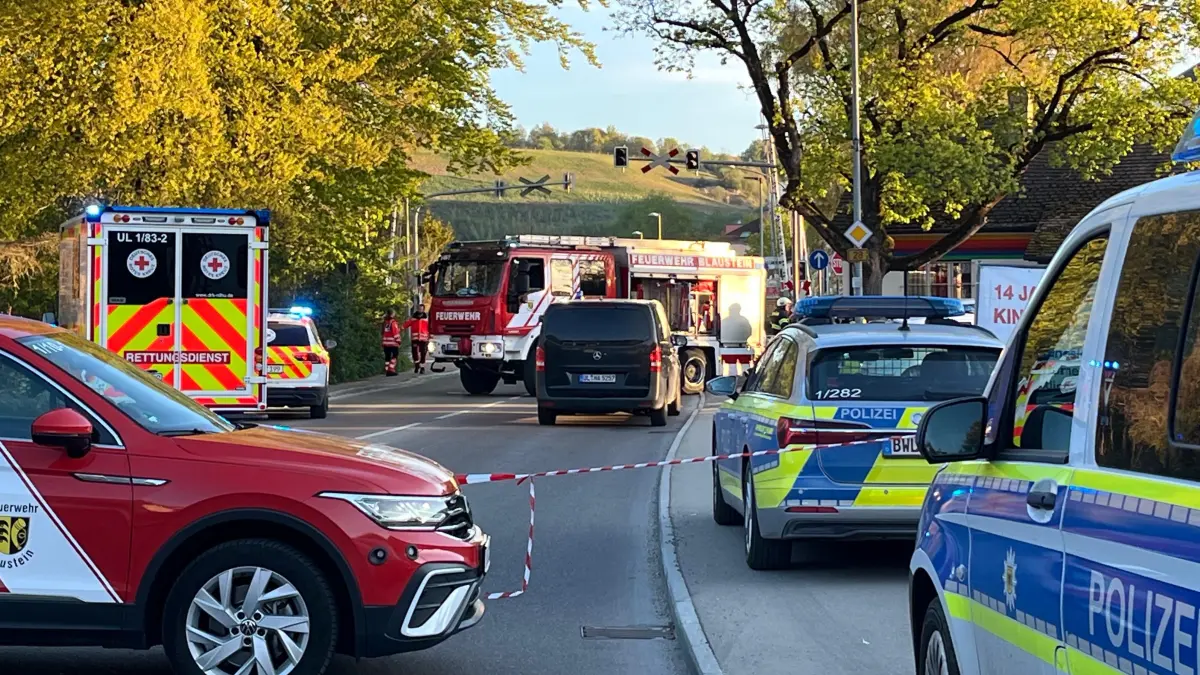 Vor dem Bahnübergang in Blaustein läuft ein Rettungseinsatz
