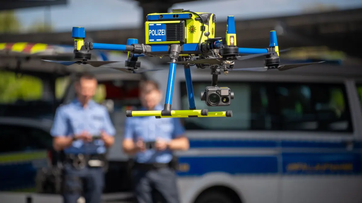 So arbeiten Crash-Profiler der Polizei bei schweren Unfällen: PRODUKTION - 20.04.2026, Rheinland-Pfalz, Trier: Polizisten des Verkehrsunfallaufnahme-Teams (VU-Team demonstrieren den Start einer Drohne. Die Unfallaufnahmespezialisten können an einem Unfallfahrzeug ein Airbag-Steuergerät ausliest oder mittels Drohne einen Unfallort komplett dokumentieren. Bisher gibt es in Rheinland-Pfalz die besonderen VU-Teams nur bei der Polizei Koblenz und Trier. In Koblenz sind die Ermittler seit Sommer 2023 bei der Verkehrsdirektion angedockt, in Trier seit Ende 2024 bei der Kriminalpolizei. Im Herbst soll das nächste Team in Mainz an den Start gehen. (zu dpa: «So arbeiten Crash-Teams der Polizei bei schweren Unfällen») Foto: Harald Tittel/dpa +++ dpa-Bildfunk +++
