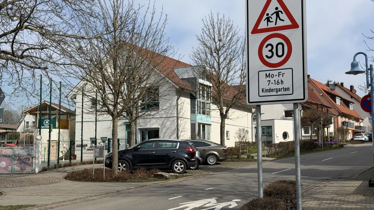 Unübersichtlich ist die Verkehrssituation rund um die Kita Spatzennest in Steinhofen. Die Umleitung verschärft die ohnehin angespannte Lage.