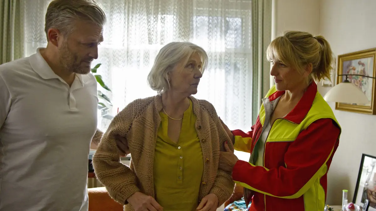 Als Nora Kaminski (Tanja Wedhorn, r.) und Lars Hinrichs (Bo Hansen) bei Regina Beier (Rita Feldmeier) ankommen, hat diese den Frühstückstisch für die Rettungskräfte gedeckt.