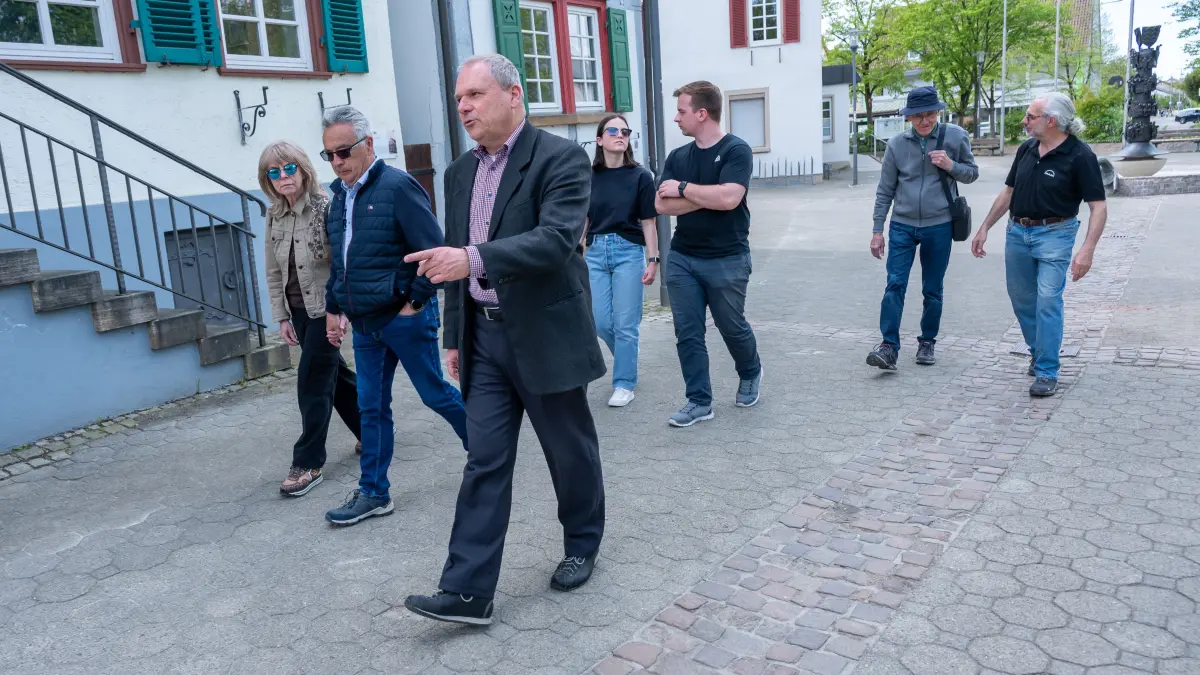Bürgerspaziergang von Marc Kersting zur Bürgermeisterwahl, Rathaus Süßen.