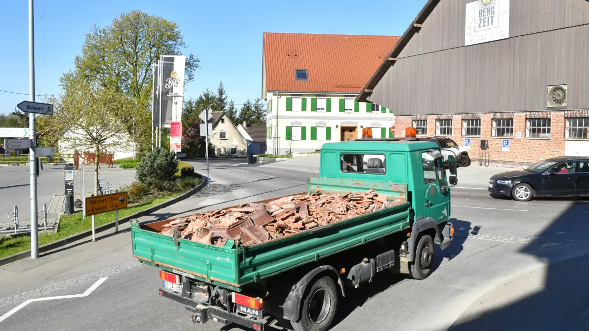 Derzeit fahren viele Lastwagen durch Berg. Und weit größere als dieser auf dem Foto. Die Anwohner sind nicht gerade amüsiert.
