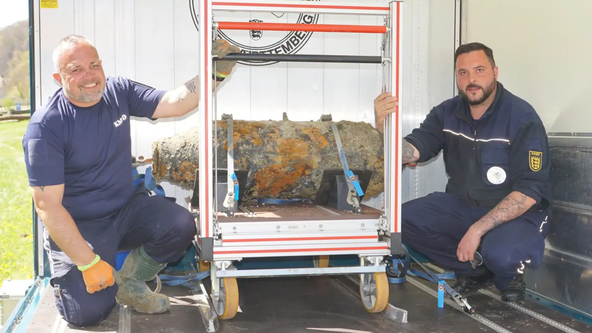 Die entschärfte Bombe mit Ingo Dobosz (links) und Stefano Canova vom Kampfmittelbeseitigungsdienstes Baden‑Württemberg.