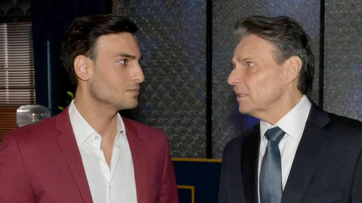 Nihat (Timur Ülker, l.) ist enttäuscht, als Jo Gerner (Wolfgang Bahro) seinen Vertrag bei der Bank nicht verlängert.