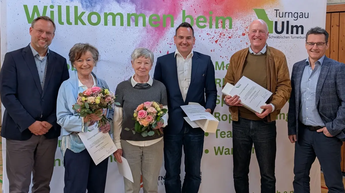 Ulms Oberbürgermeister Martin Ansbacher (links) und Turngau-Präsident Markus Weber umrahmen die neuen Ehrenmitglieder des Turngaus.