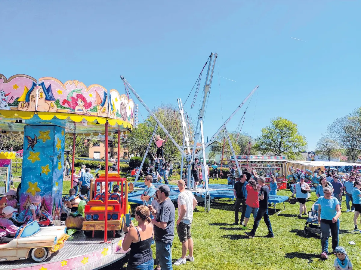 Ein kleiner Vergnügungspark lässt beim Bernlocher Maifest die Kinderherzen höher schlagen. Den Erwachsenen gefällt’s im Festzelt und, bei gutem Wetter, an den Tischen im Freien. Fotos: SSVBernloch