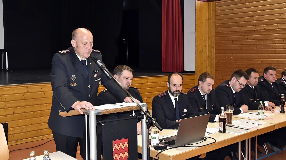 Gesamtkommandant Ralf Smolle blickte auf ein bewegtes Feuerwehrjahr 2025 in Meßstetteen zurück.