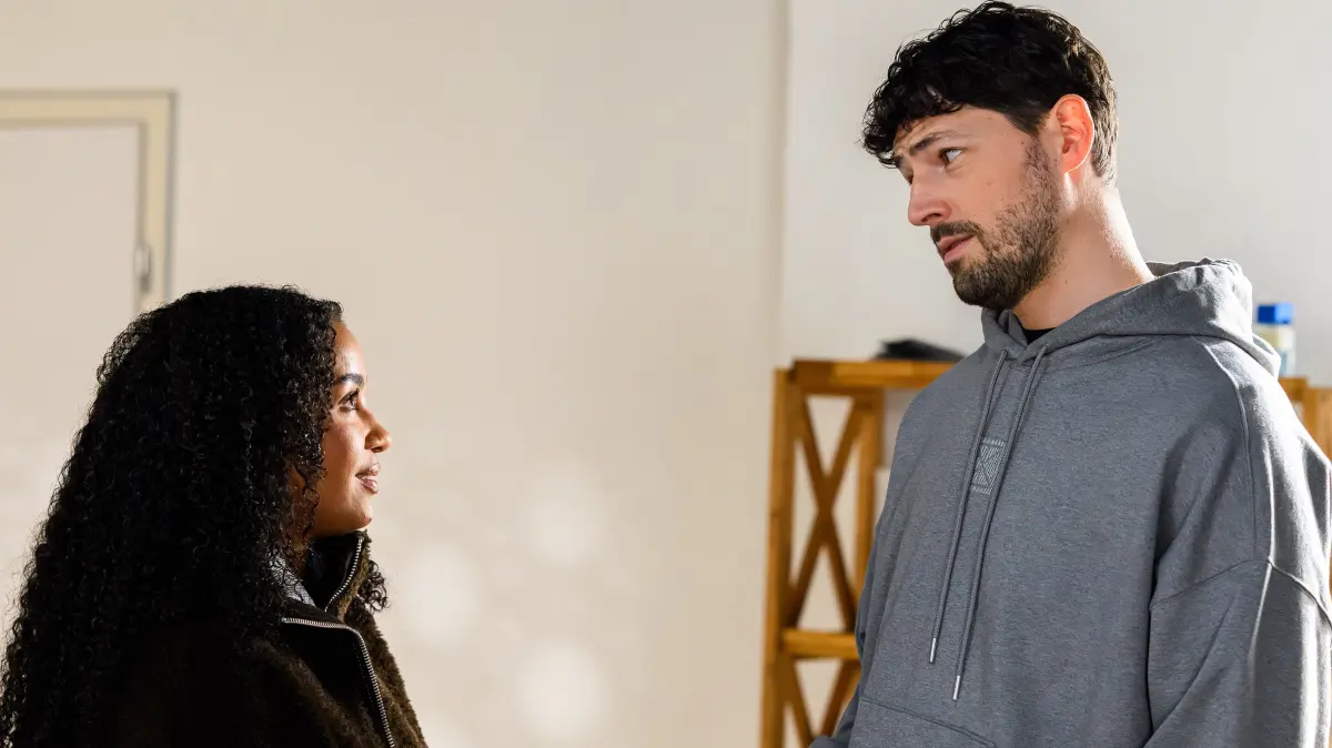 Mika (Daniel Noah) will sich bei Imani (Féréba Koné) aus der Situation herausreden. Aber die ist fest entschlossen, nach Haiti zu reisen.