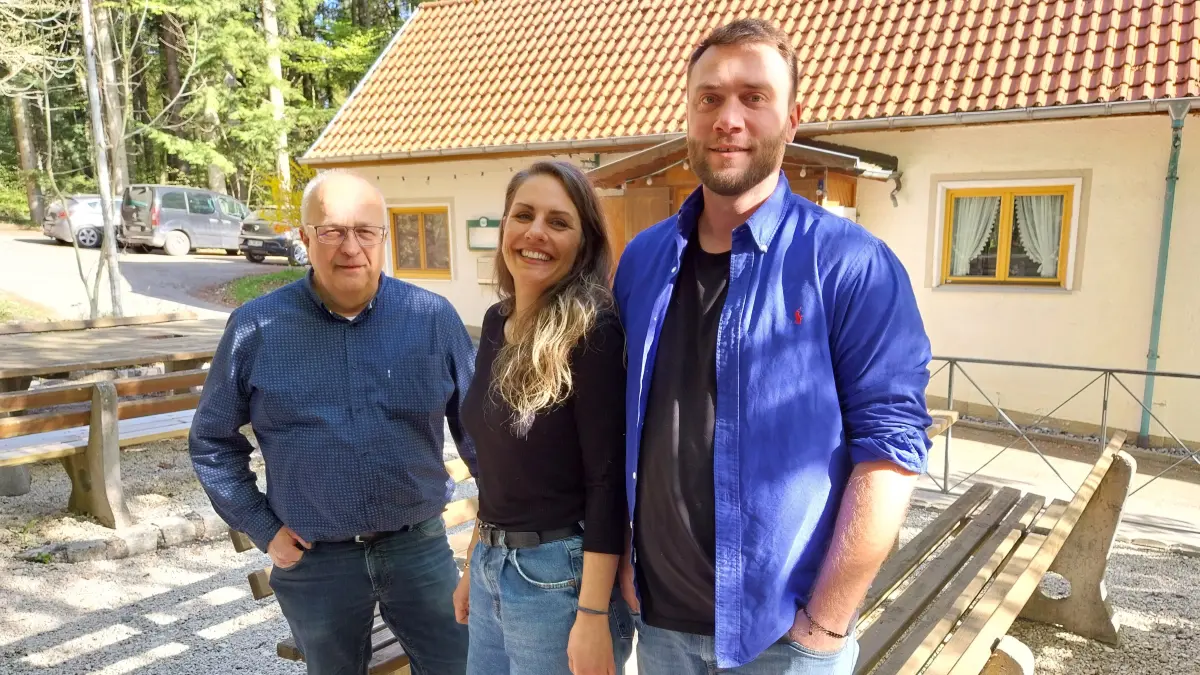 Max Konzelmann (rechts) und Jasmin Braun eröffnen am 1. Mai den "Felsen-Kiosk" auf dem Schönhaldenfelsen. Eberhard Beck, Vorsitzender des örtlichen Verschönerungsvereins, freut sich, dass das Vereinsheim wieder genutzt wird.