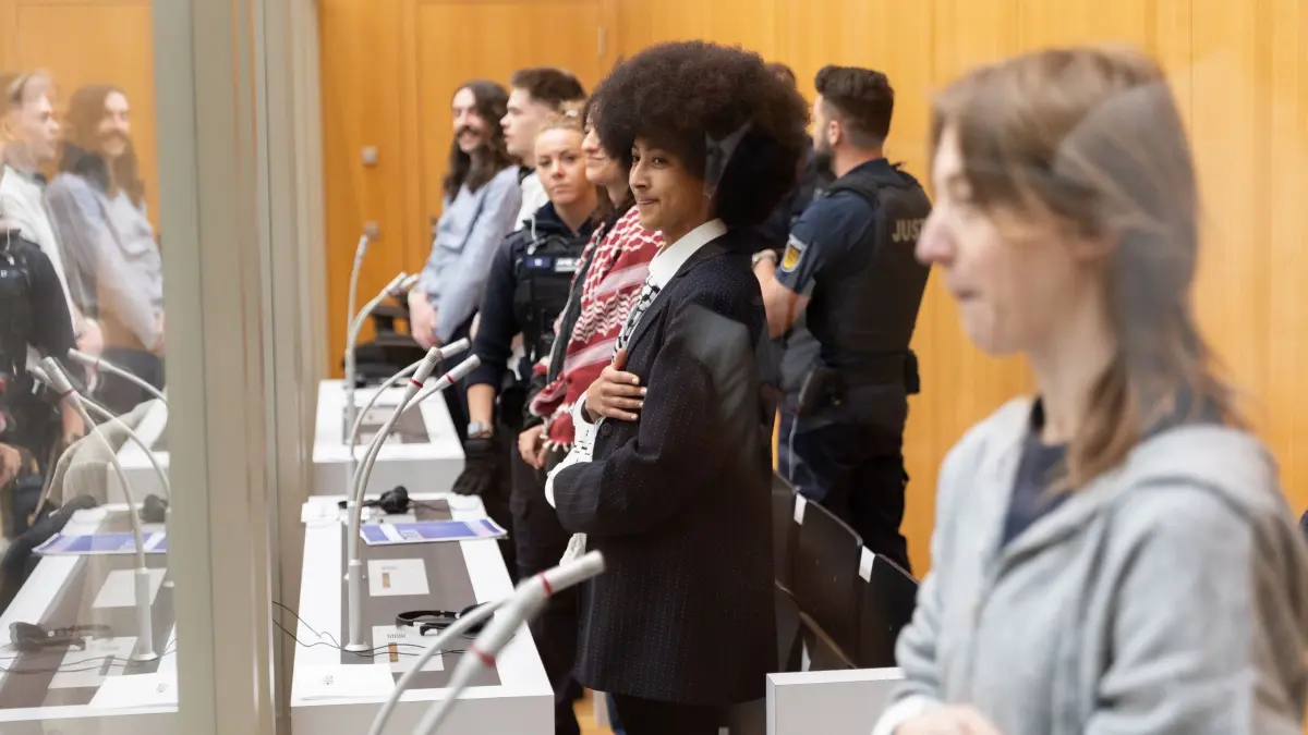 Prozess um einen Anschlag auf ein israelisches Rüstungsunternehme: 27.04.2026, Baden-Württemberg, Stuttgart: Fünf Menschen zwischen 25 und 40 stehen im Gerichtssaal. Die Pro-Palästina-Aktivisten stehen in Stammheim vor Gericht. Ihnen wird unter anderem mitgliedschaftliche Beteiligung an einer kriminellen Vereinigung, Sachbeschädigung und Hausfriedensbruch vorgeworfen. Sie brachen der Anklage zufolge nachts in ein israelisches Rüstungsunternehmen in Ulm ein, zerstörten dort viel Inventar, sprühten die Wände voll und verursachten einen Millionenschaden Foto: Julian Rettig/dpa +++ dpa-Bildfunk +++