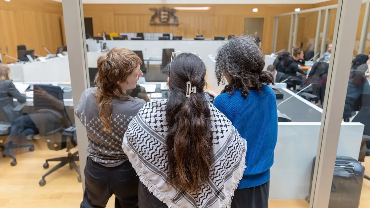 Prozess um einen Anschlag auf israelisches Rüstungsunternehmen: 27.04.2026, Baden-Württemberg, Stuttgart: Prozessbeobachterinnen stehen im Oberlandesgericht, wo fünf Pro-Palästina-Aktivisten, im Alter zwischen 25 und 40 Jahren, vor Gericht stehen. Ihnen wird unter anderem mitgliedschaftliche Beteiligung an einer kriminellen Vereinigung, Sachbeschädigung und Hausfriedensbruch vorgeworfen. Sie brachen der Anklage zufolge nachts in ein israelisches Rüstungsunternehmen in Ulm ein, zerstörten dort viel Inventar, sprühten die Wände voll und verursachten einen Millionenschaden. Foto: Julian Rettig/dpa +++ dpa-Bildfunk +++