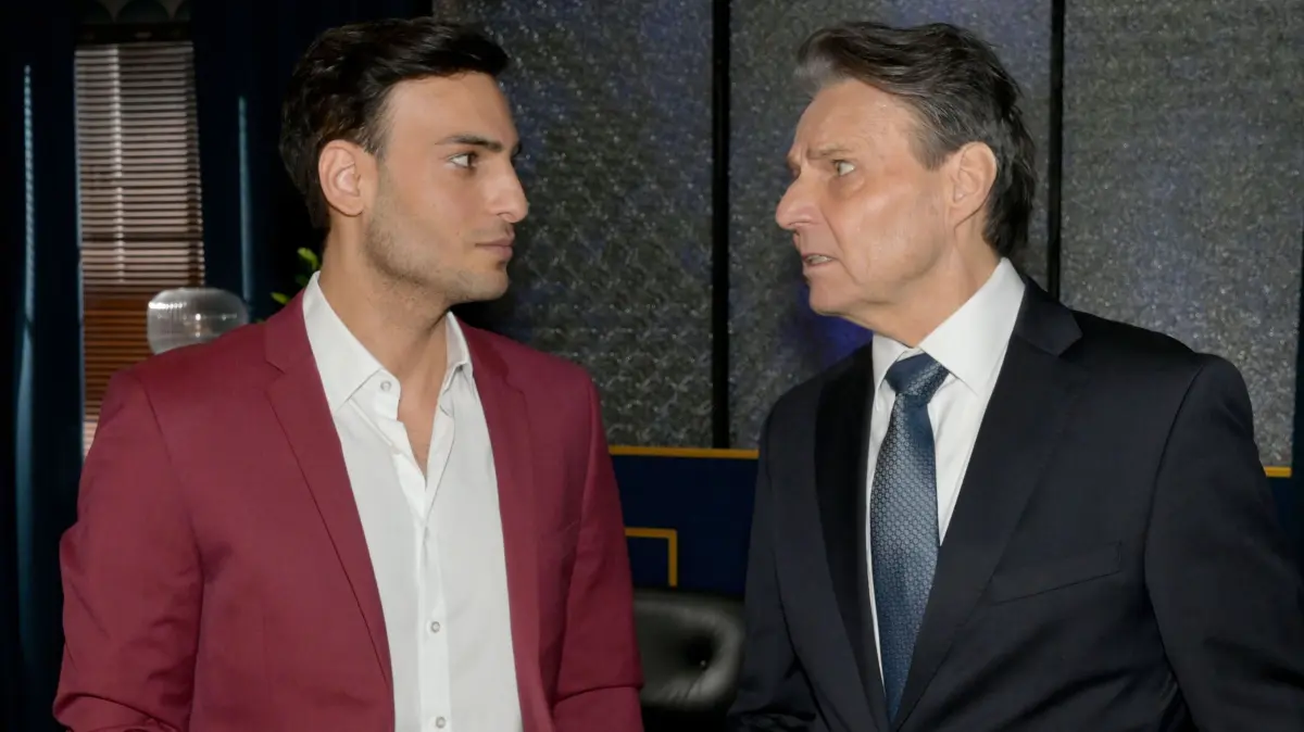 Nihat (Timur Ülker, l.) steht plötzlich ohne Job da. Jo Gerner (Wolfgang Bahro) hat seinen Vertrag nicht verlängert.