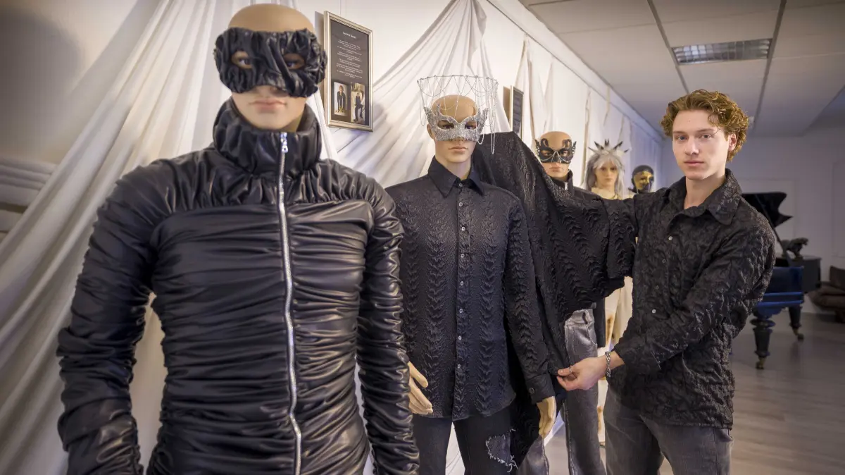 Der 21-jährige Modedesigner Julian Prohaska aus Ulm gibt Einblicke in seine Arbeit. Er setzt auf ungewöhnliche Techniken und groteske Formen.