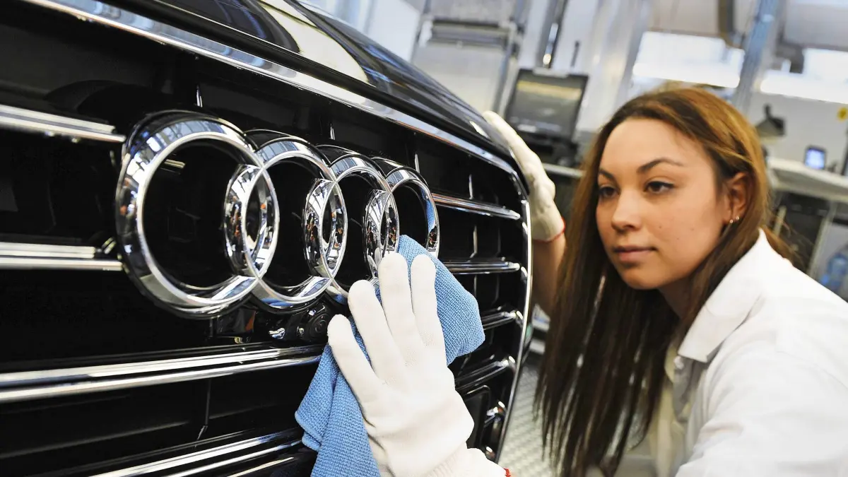 eine junge Frau,Arbeiterin poliert ,putz die Audi Ringe an einer A8 Limousine,Facharbeiterin,Ueberpruefung ,Endkontrolle,Kontrolle, Qualitaetskontrolle,,Aluminium,Alu, Fertigung,Audi Produktion,Fliessband, Automobilindustrie,Auto,Automarke,Autoproduktion,Karosseriebau Karosserie,Automobilbau,Fliessbandfertigung,Produktion,Fertigung,Montageband,am Werk Neckarsulm,21.05.2015. a Boy Woman Worker polished Plaster the Audi Rings to a A8 Sedan Specialist worker Review Final inspection Control Quality control Aluminium Aluminium Production Audi Production Assembly line car industry Car Car brand Auto production Body Body Automotive industry Assembly line production Production Production Assembly line at Work Neckarsulm 21 05 2015