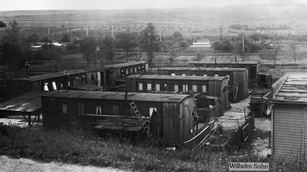 So sah "Schwamberghausen" aus: die Siedlung für Obdachlose, Zigeuner und Asoziale am Roten Berg, die das NS-Regime bereits 1926 eingerichtet hatte und die aus sechs ausrangierten Eisenbahnwaggons bestand. Später gehörte das Areal zum größten Zwangsarbeiterlager der Stadt.