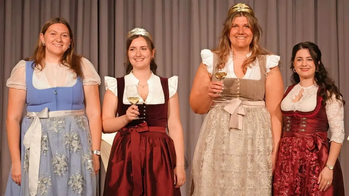 Nach der Krönung ein erstes entspanntes Gläschen Wein für Prinzessin Eva und Königin Maren, umrahmt von ihren beiden Vorgängerinnen Luna und Simela.