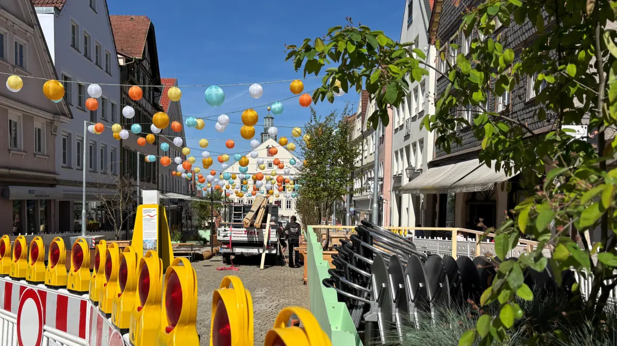 Seit Wochen ist in der guten Altstadtstube Hechingens geschafft worden. Den Marktplatz von bisher, der mehr ein Parkplatz mit Durchgangsstraße war, erkennt man nicht wieder. Und man will ihn auch nicht mehr haben. Was die Geschäfte sagen, wird sich im Herbst zeigen.
