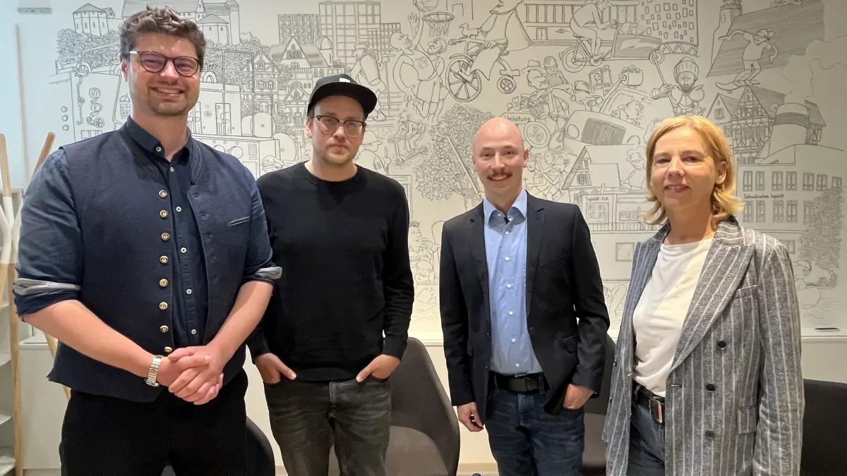 Bürgermeisterkandidaten Marc Roth und Jens Deichmann in der Tübinger Redaktion. Von links nach rechts: Marc Roth, Redaktionsleiter Benjamin Breitmaier, Jens Deichmann, Redakteurin Evi Miller