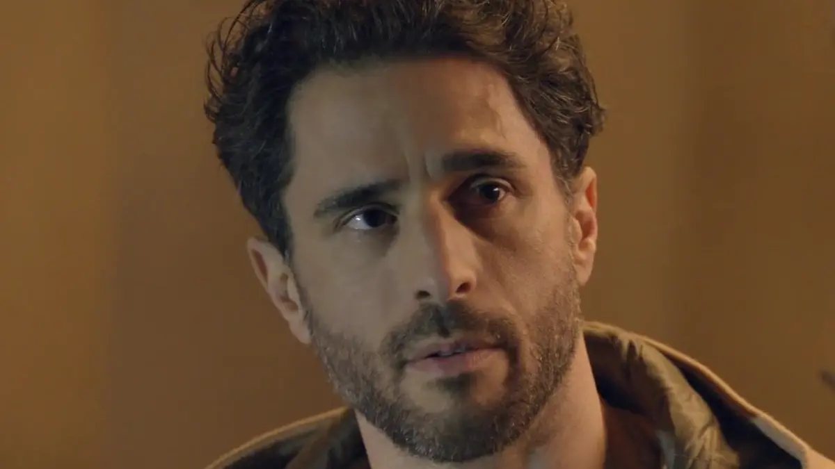 Tobias (Jan Kittmann, l.) verlässt den Kiez, um ein soziales Projekt in Namibia zu übernehmen.