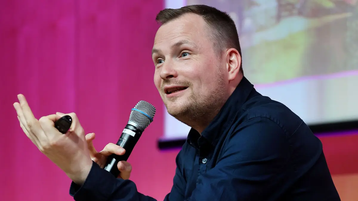 Kunsthistoriker und Comedian Jakob Schwerdtfeger begeistert das Publikum im Museum Würth in Künzelsau mit seinem Programm "Meisterwerk".