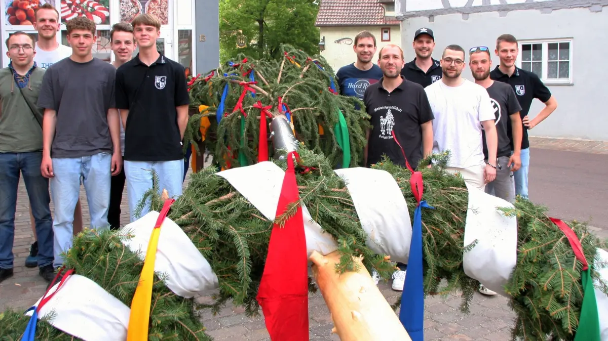 Die Haigerlocher Bräutelbuben mit dem Maibaum. Dieser wird am Vorabend des 1. Mai auf dem Marktplatz in die Höhe gehievt. Hockete ist dort natürlich auch
