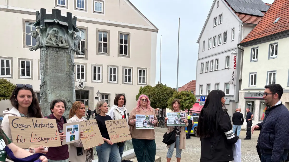 Vor dem Rathausbrunnen, nicht mehr direkt am Eingang ins Rathaus wie bei der Sitzung des Verwaltungsausschusses: Die Kundgebung des Hechinger Stadttauben-Vereins im Vorfeld des Gesamtgemeinderates am Donnerstagabend war von der Stadt verlegt worden. So kam man als Stadtrat mit den Tierschützerinnen nur ins Gespräch, wenn man es wollte.
