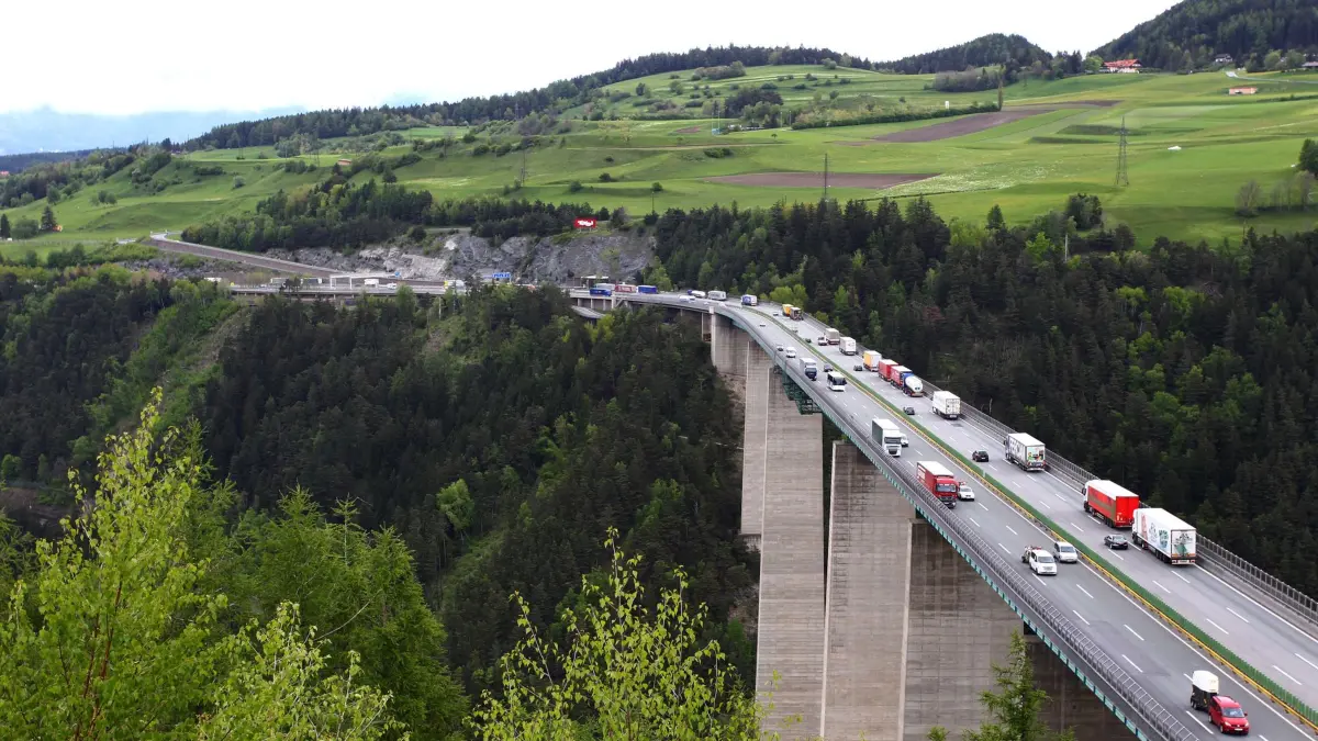 Brennerautobahn - Europabrücke: ARCHIV - 01.05.2014, Österreich, Schönberg: Lastwagen stauen sich auf der Europabrücke bei Schönberg (Österreich). (Archivbild) (zu dpa: «Demo auf Brennerautobahn führt Ende Mai zu Totalsperre») Foto: Karl-Josef Hildenbrand/dpa +++ dpa-Bildfunk +++