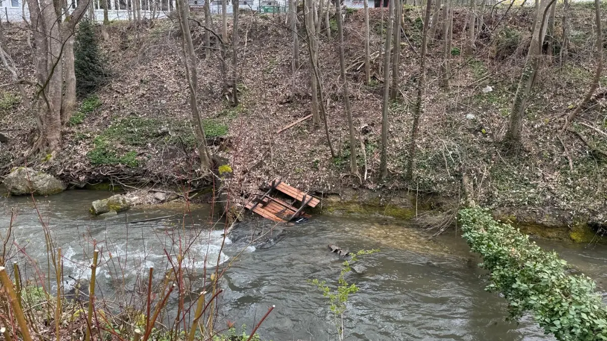 In Laufen treiben derzeit Vandalen ihr Unwesen. Eine Sitzgruppe wurde im Bereich des Sportplatzes in die Eyach geworfen.