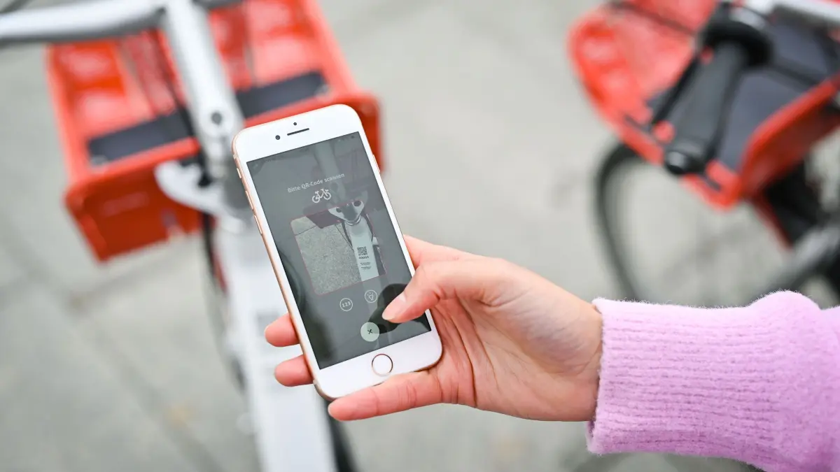 Über eine App kann das Fahrrad bequem mit verschiedenen Tarifen ausgeliehen werden.