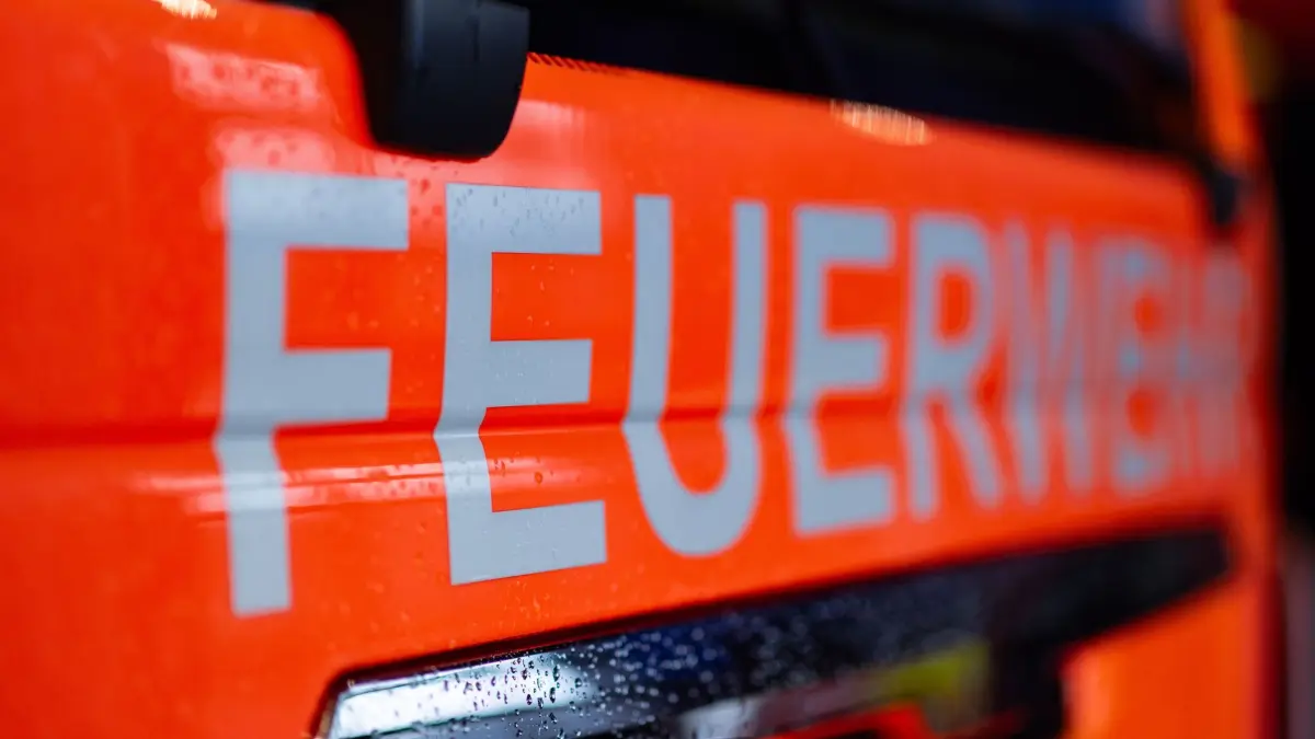 ARCHIV - 12.02.2025, Baden-Württemberg, Stuttgart: Das Wort „Feuerwehr“ ist an einem Einsatzfahrzeug der Feuerwehr in der Feuerwache 5 Filder zu sehen. (zu dpa: «Einfamilienhaus brennt aus: Bewohner retten sich unverletzt») Foto: Marijan Murat/dpa +++ dpa-Bildfunk +++