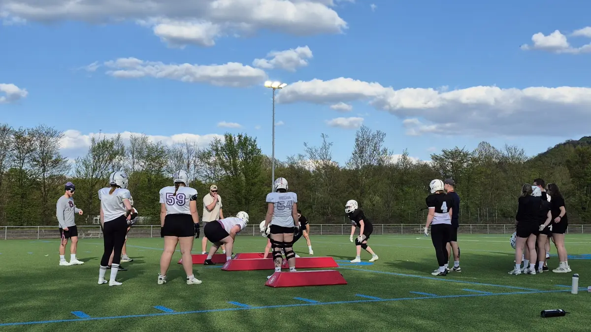 Müssen erst die Dachverbände sich professionalisieren oder können professionell aufgestellte Vereine den Druck nach oben ausüben? Bis die Strukturen einigermaßen stabil sind, wird es noch dauern. Trainieren aber tun die Frauen der Reutlinger Eagles dennoch fleißig.