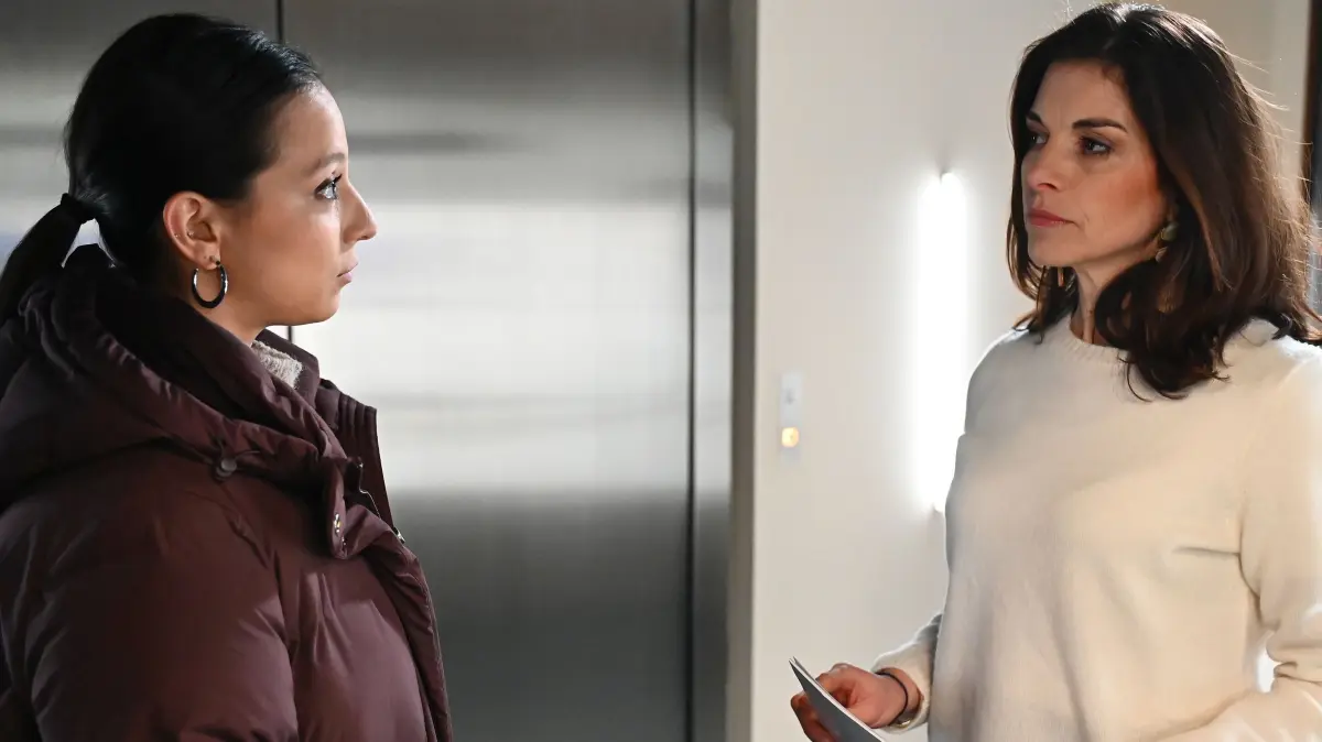 Charlie Beer (Shaolyn Fernandez, l.) muss Gabriella (Bianca Hein) von ihrer Unschuld überzeugen.