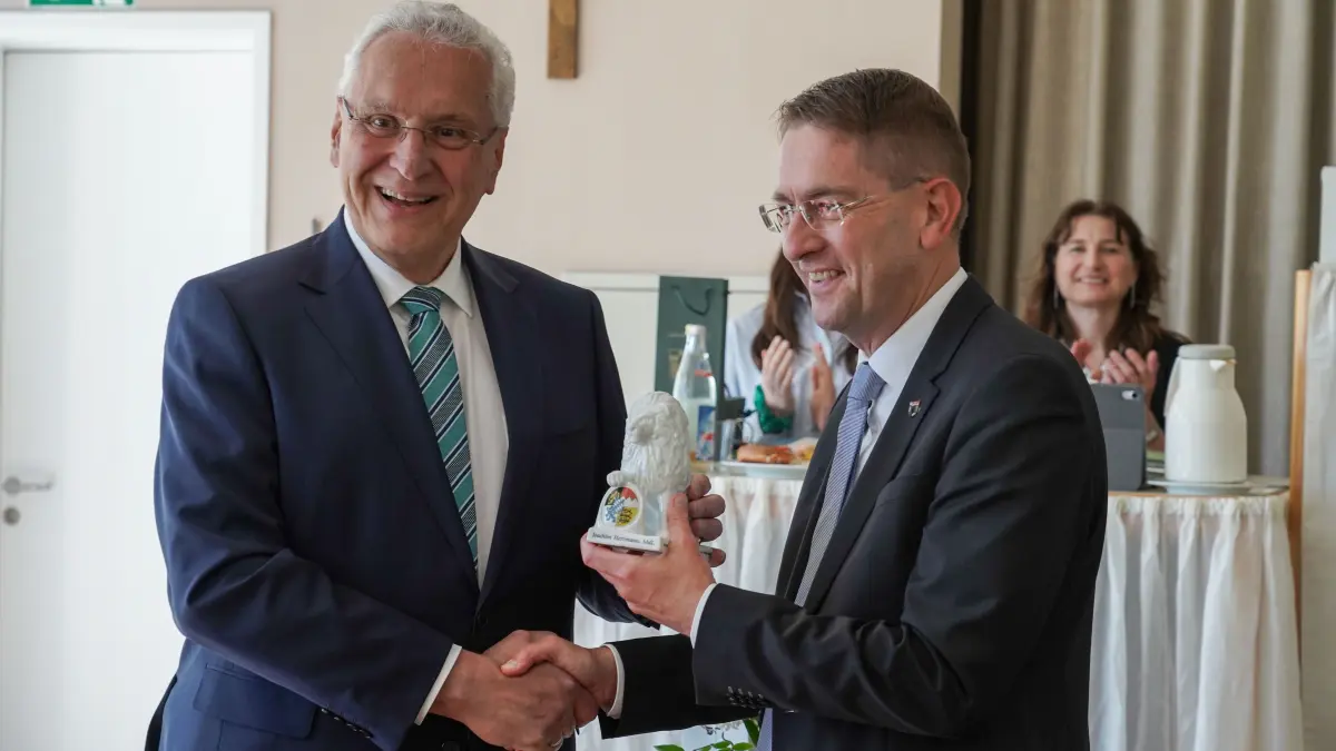 Bayerns Innenminister Joachim Herrmann überreichte Landrat Dr. Jürgen Ludwig zum Abschied einen bayerischen Löwen.