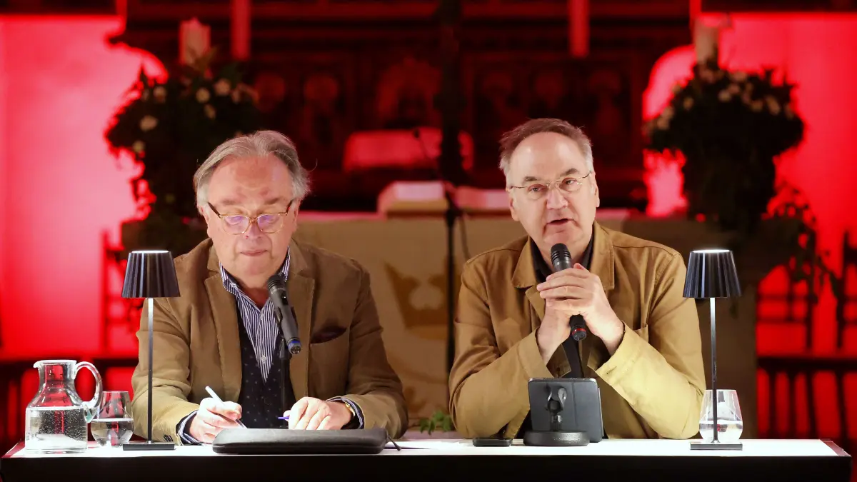 Lesung mit dem diesjährigen Träger des 15. Würth-Preises für Europäische Literatur Hervé Le Tellier in der Kirche St. Katharina in Schwäbisch Hall, mit dabei ist auch sein Übersetzer Jürgen Ritte. Sylvia Weber, Intendantin Kultur bei Würth, begrüßt die Gäste in der ausgebuchten Kirche in direkter Nachbarschaft zur Kunsthalle Würth