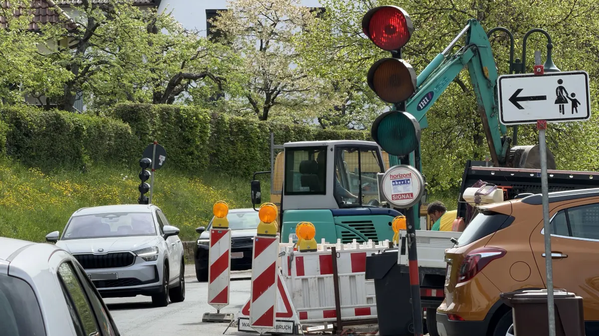 Eine Ampel regelt derzeit den Verkehr in Steinhofen. Bauarbeiten finden wegen eines Wasserrohrbruchs statt.